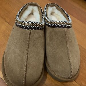 NWT: UGG Women’s Tasman Slipper - size 8